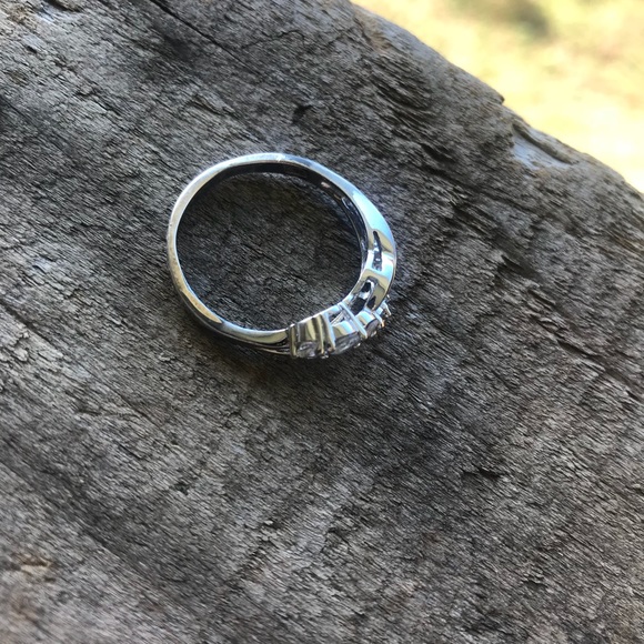 Silver Ring with Crystal Detail - Picture 3 of 8